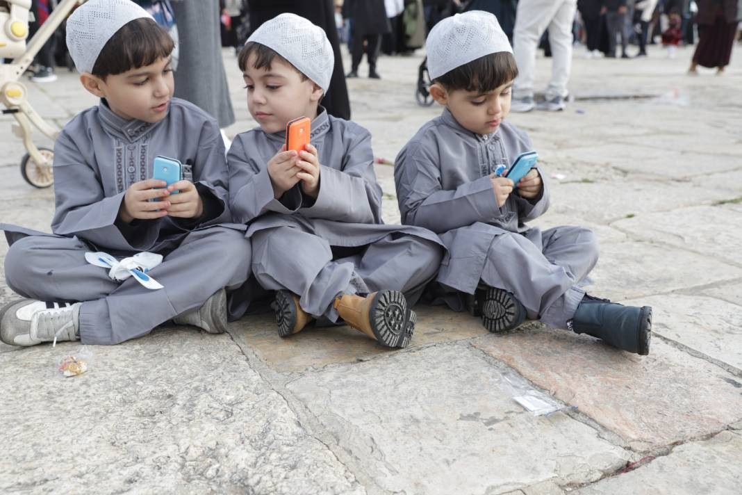 İsrail’in kısıtlamalarına rağmen akın ettiler: 120 Bin Filistinli Mescid-i Aksa’da saf tuttu - Resim: 42
